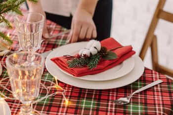Decorate the Christmas table with natural materials
